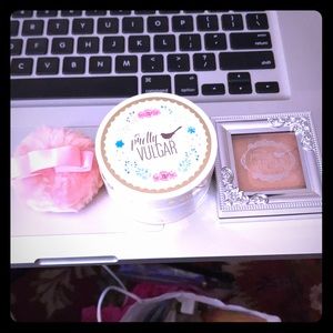 Pretty  vulgar setting powder and highlighter